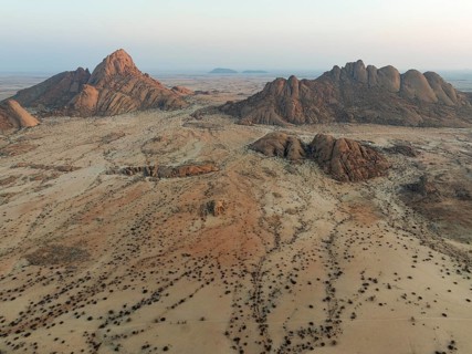 Spitzkoppe (1728 m) - on the left - and Pondok Mountain majestically rise above the surrounding