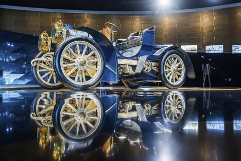 Mercedes-Simplex 40 hp from 1902: The Mercedes-Benz Museum in Stuttgart presents a journey through