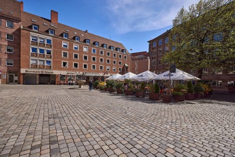 Bratwurst Röslein, restaurant, outdoor area, gastronomy, parasols, square, cobblestones, blue sky,