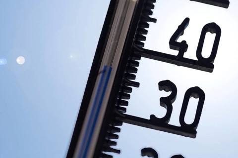 Symbolic image of heat: thermometer in front of a cloudless sky. In Mannheim, temperatures are