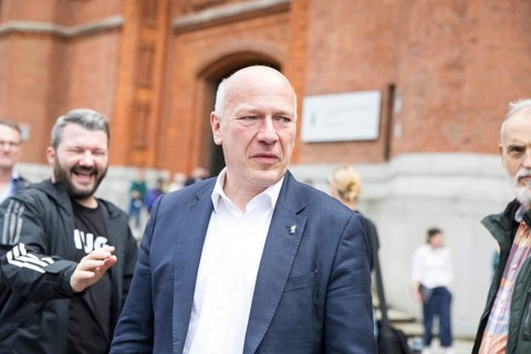 Kai Wegner (Governing Mayor of Berlin) in front of raising the rainbow flag for Pride Week in front