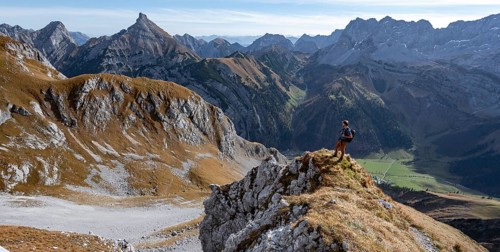 Mountaineers on a hiking trail at the Gamsjoch, picturesque mountain landscape in autumn, view of