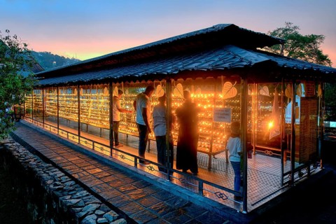 Temple of the sacred Tooth Relic or Sri Dalada Maligawa, Oil candel fence, Kandy, Sri Lanka