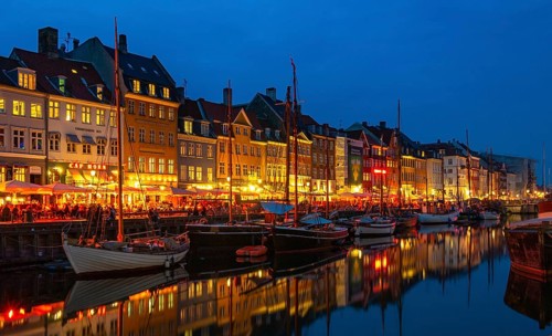 A picture of the Nyhavn port and pier (Copenhagen), at night