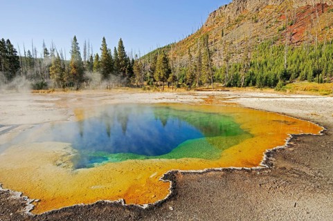 Hot spring 'Emerald Pool', Black Sand Basin, Yellowstone National Park, Wyoming, USA