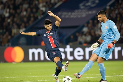 Football match, goalkeeper Paulo GAZZANIGA Girona FC passes the ball to the left, Marco ASENSIO