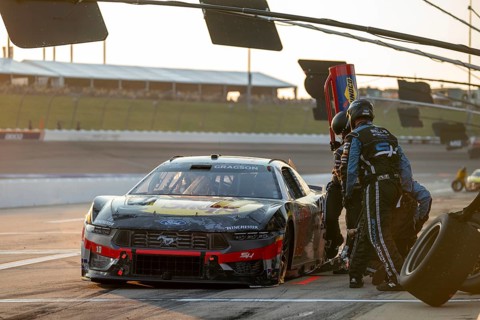 Noah Gragson and crew make a pit stop for the Iowa Corn 350 Powered by Ethanol in Newton, IA, USA