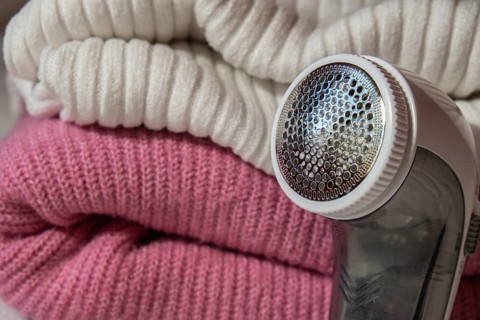 Anti-pilling razor. Device for shaving clothes. Anti-Plush fabric Shaver. Electric portable sweater
