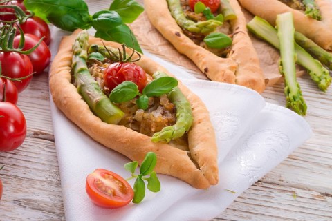 Home-baked pide with green asparagi