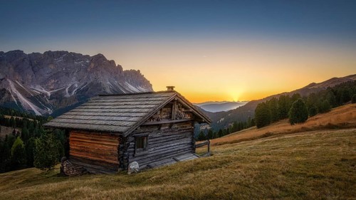 Passo Erbe under the mountain Peitlerkofel, or Sass de Putia in the light of the setting sun with