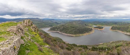 A panorama picture of the Kestel Dam and the landscape around it, with some ruins of the Pergamon