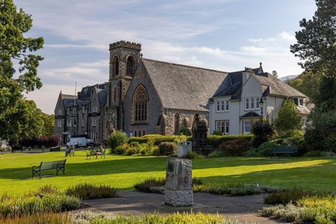 Green park in the centre, The Parade with Duncansburgh Church, Fort William, Highlands, Scotland,