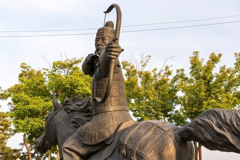 King Gyeongdeok was the 35th King of Silla. He is best known for encouranging Buddhism and for
