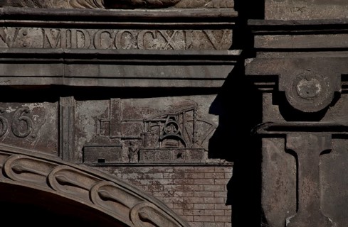 Today ulica Swietego Ducha, house 109, portal from 1605 with a relief of a balancing steam engine