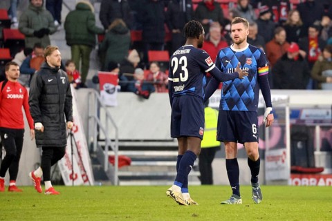 Disappointed after the final whistle and the 0:1 defeat, the Heidenheim players Omar Traoré (FC