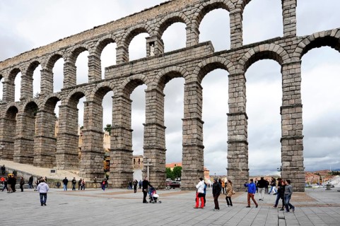 Roman aqueduct in autumn, historic old town, UNESCO World Heritage Site, Segovia, Castilla-Leon,