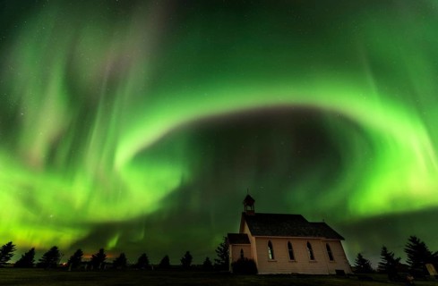 Aurora explosion in Saskatchewan Canada very colorful pulsating
