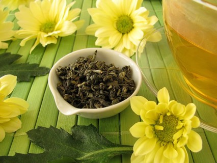 Green tea with chrysanthemum blossoms