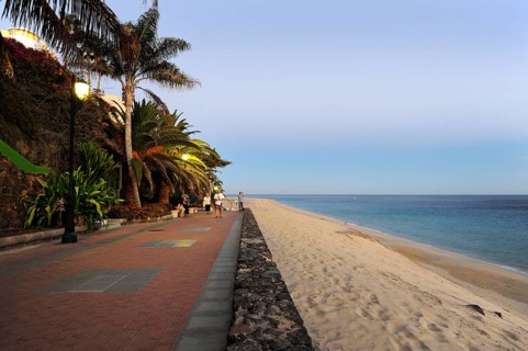 Promenade on the beach in the evening light, Morro Jable, Playa del Matorral, Jandia Peninsula,
