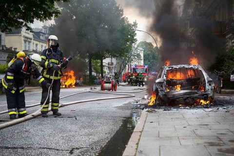 Fire brigade extinguishes burning cars on the Elbchaussee in Hamburg after the riots at the G20