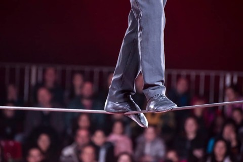 Ein Mann geht in einem Seil in einem Zirkus