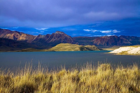 Huge lake with azure water, arid steppe of Patagonia and the steep slopes of cold mountains. Los