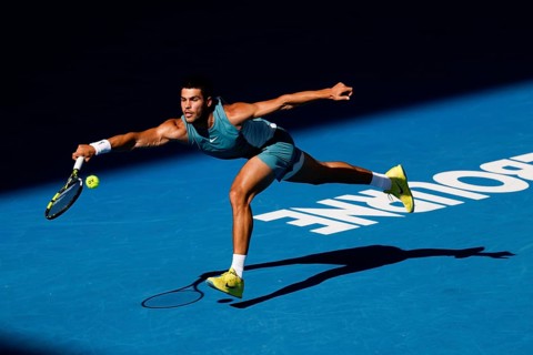 MELBOURNE, AUSTRALIA - JANUARY 19: Carlos Alcaraz of Spain hits a forehand to Jack Draper of Great