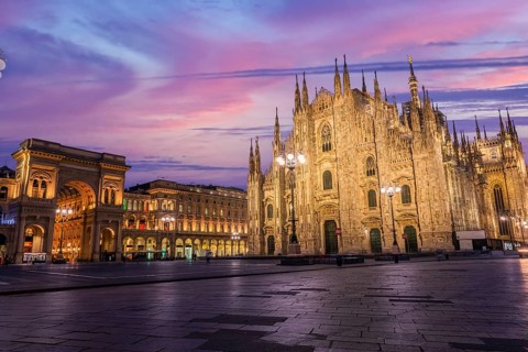 Purple sunrise sky over Duomo cathedral in Milan, Italy