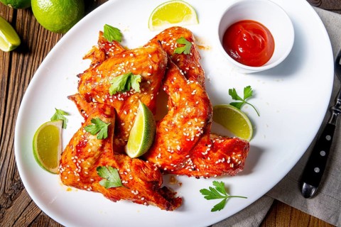 Chicken wings with potato wedges and sezam
