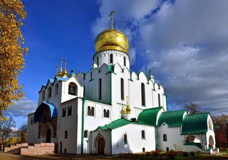 Facade of Fedorovskiy cathedral in Pushkin, Tsarskoe selo. Sunny autumn day