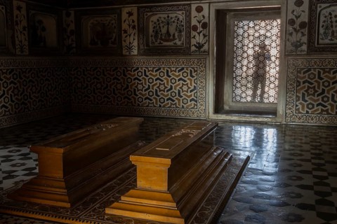 Tomb of I'timad-ud-Daulah, Mirza Ghiyas Beg, a high official in the Mughal Empire. Surrounded by