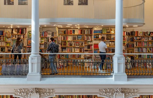 A picture of the interior of the Carturesti Carusel Bookstore