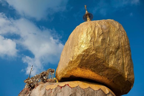 01.02.2017, Kyaikto, Republic of the Union of Myanmar, Asia, The Golden Rock with the Kyaiktiyo