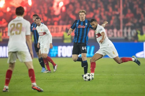 Football match, Marco BRESCIANINI Atalanta Bergamo centre tries to stop Josha VAGNOMAN VFB
