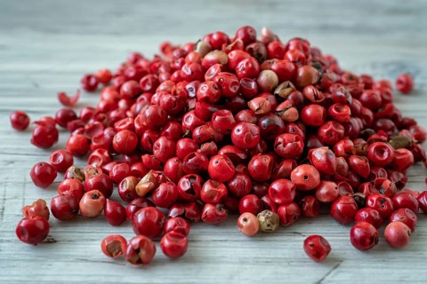 Pink or rose brazilian red peppercorns (schinus terebinthifolius)