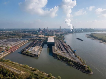 The Südhafen Walsum, along with the Nordhafen Walsum and the Werkshafen Schwelgern, is one of the