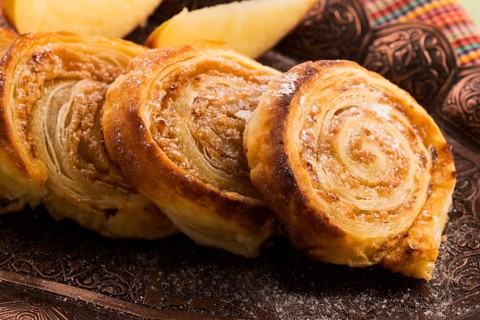 Puff pastry cookies with apple and cinnamon