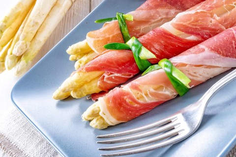 Asparagus ham rolls with strawberries and hollandaise