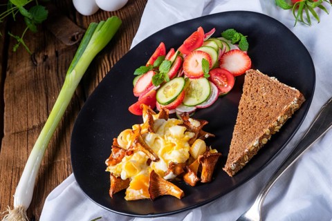 Fresh chanterelles with scrambled eggs and a green salad