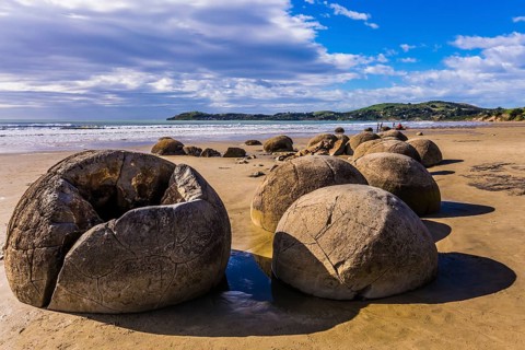 Travel to New Zealand. Boulders Moeraki - a group of large spherical boulders on the beach Koekokhe