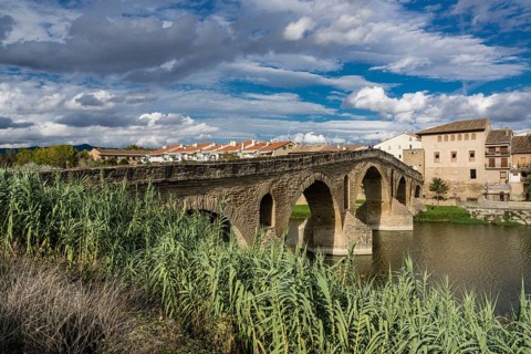 Puente románico sobre el río Arga, siglo XI, Puente la Reina, valle de Valdizarbe, comunidad foral
