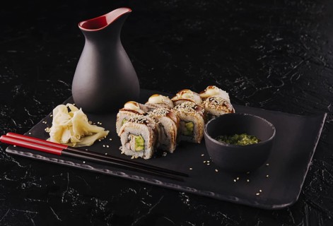 Food, Sushi-Set Kanadarolle mit Aal auf schwarzem Stein