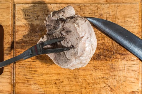 Schneiden von gekochtem Fleisch