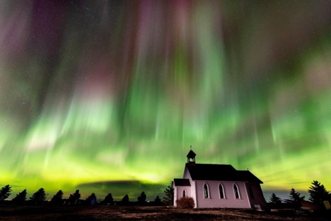 Aurora explosion in Saskatchewan Canada very colorful pulsating