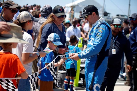 Kyle bush gets ready for the Würth 400 in Dover, DE, USA