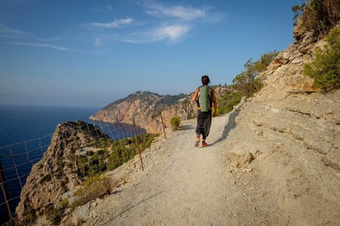Wanderer auf dem Wanderweg Es Portitxol, Gemeinde Sant Joan de Labritja, Ibiza, Balearische Inseln,