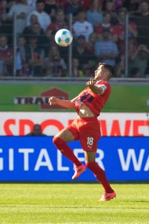 Football match, Marvin PIERINGER1.FC Heidenheim takes the ball with his chest, Voith-Arena football