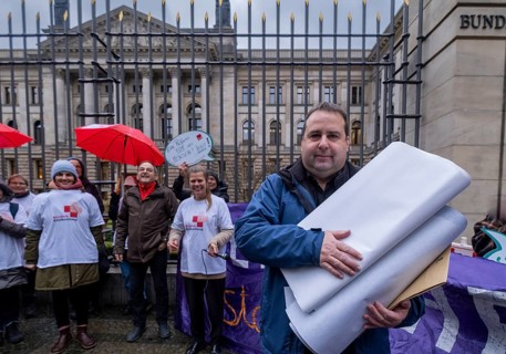 ??Germany, Berlin, 22 November 2024, Action against hospital reform, Health alliances hand over