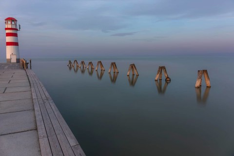 Morgenstimmung am See, Leuchtturm und Poller im Neusiedlersee, Podersdorf, Burgenland, Österreich