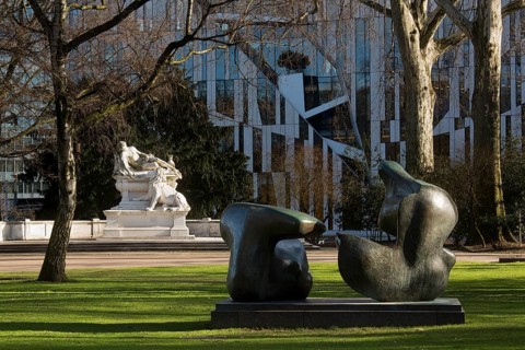 Sculpture by Henry Moore, war memorial on the left, behind it Kö-Bogen by Daniel Libeskind
